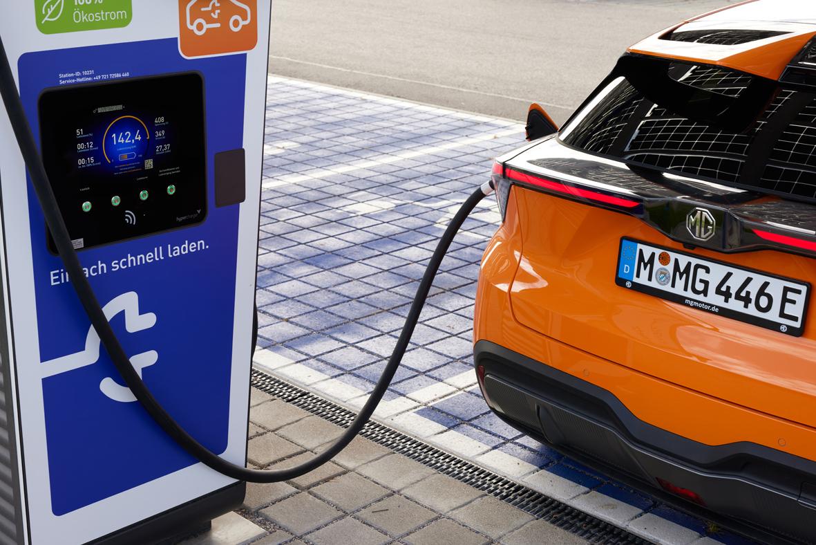 Schnellladen beherrschen das "Luxury" und das "Comfort"-Modell mit bis zu 130 kW. Hier geht sogar noch mehr.