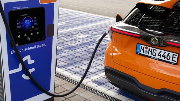 Schnellladen beherrschen das "Luxury" und das "Comfort"-Modell mit bis zu 130 kW. Hier geht sogar noch mehr.