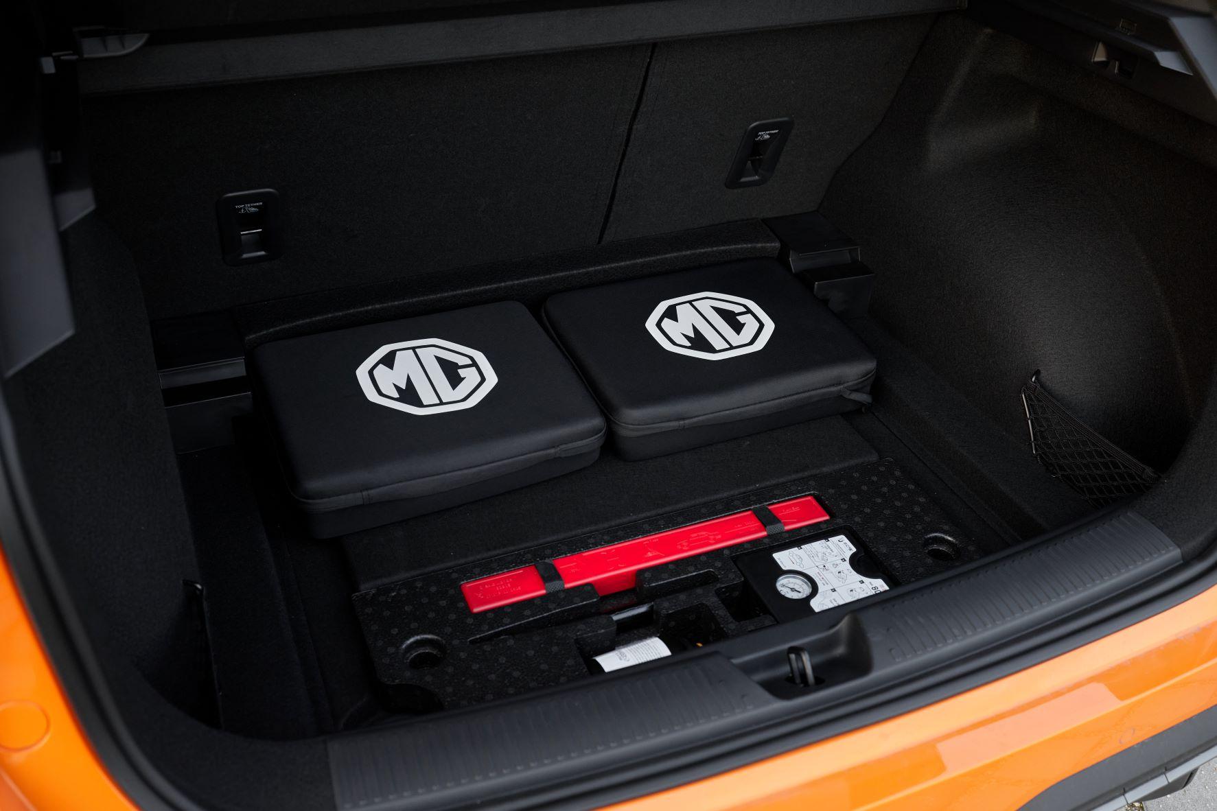 Die Ladekabel sind in Taschen unter dem Ladeboden verstaut.