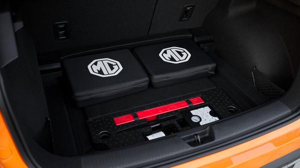 Die Ladekabel sind in Taschen unter dem Ladeboden verstaut.