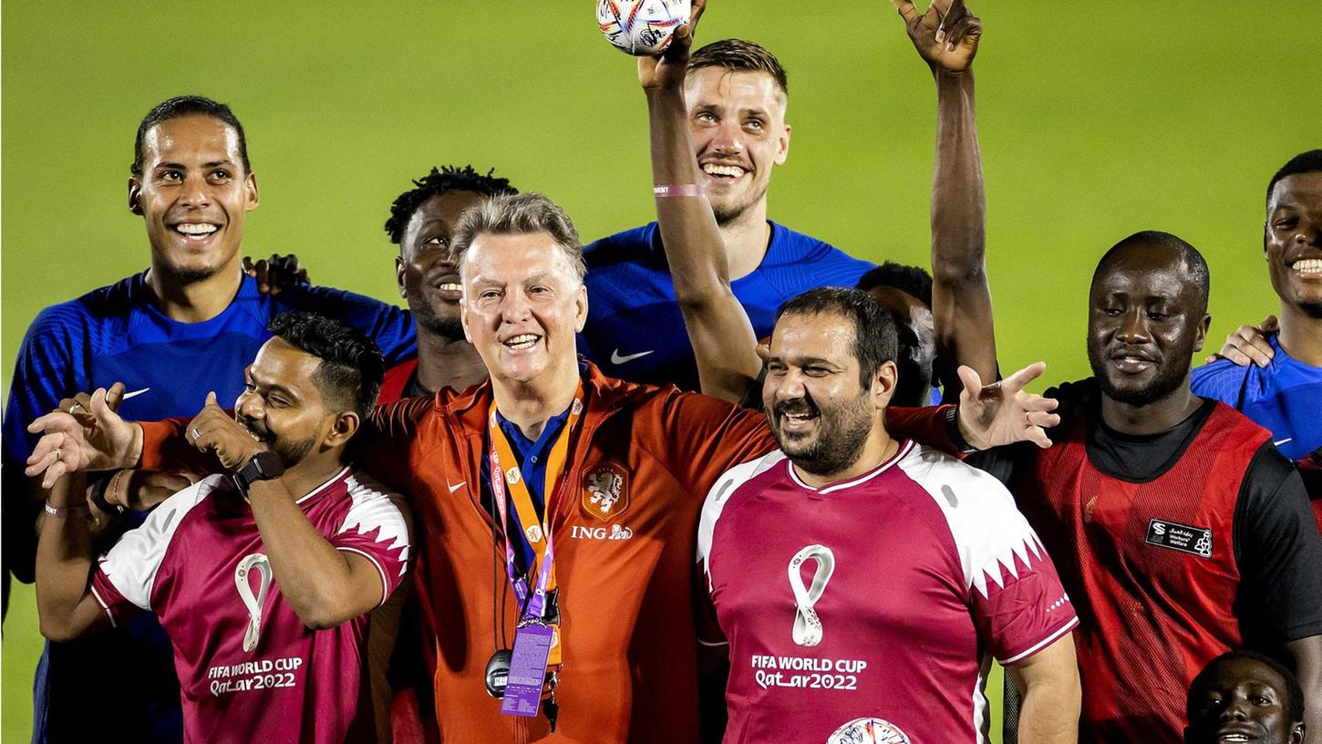 Ein schönes Foto zu einem fürchterlichen Thema: Louis van Gaal spielte mit der Elftal in Katar gegen 20 Arbeitsmigranten. Ein schönes Foto zu einem fürchterlichen Thema: Louis van Gaal spielte mit der Elftal in Katar gegen 20 Arbeitsmigranten.