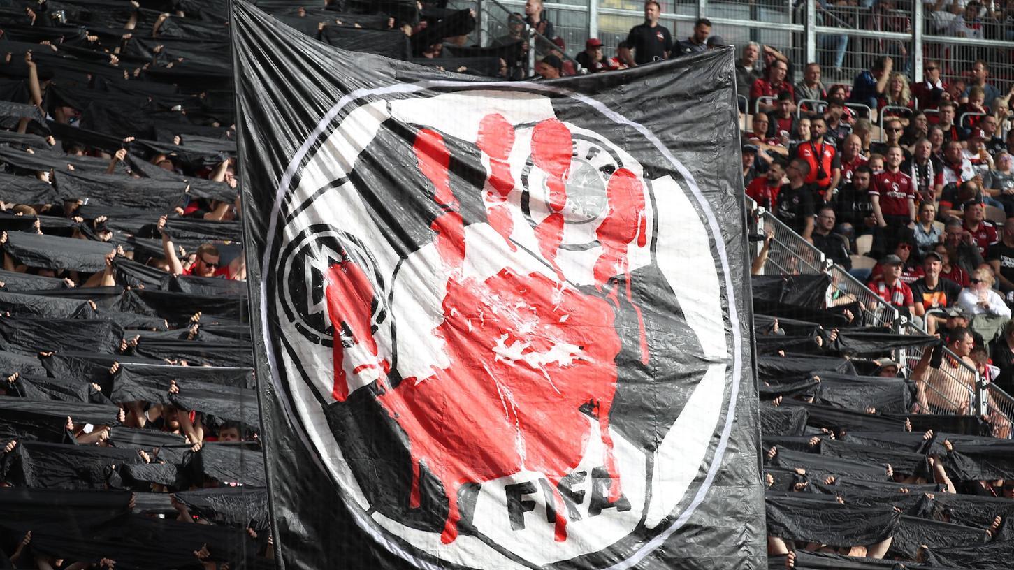 Die Meinung in diesem Nürnberger Fanblock ist offensichtlich eindeutig. Wir jedoch können die WM in Katar weder boykottieren noch ignorieren. Umso wichtiger ist, dass wir über dieses Turnier sorgfältig und distanziert informieren. Die Meinung in diesem Nürnberger Fanblock ist offensichtlich eindeutig. Wir jedoch können die WM in Katar weder boykottieren noch ignorieren. Umso wichtiger ist, dass wir über dieses Turnier sorgfältig und distanziert informieren.