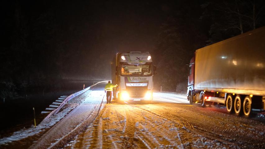 Der Deutsche Wetterdienst warnt auch am Samstag noch vor glatten Straßen und Schnee. Vor allem der Nordosten Oberfrankens und der Oberpfalz sei betroffen, so der Wetterdienst. 

 
