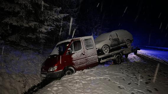 Wintereinbruch in Franken: Schneefall sorgt für Unfälle, Lkw stauen sich