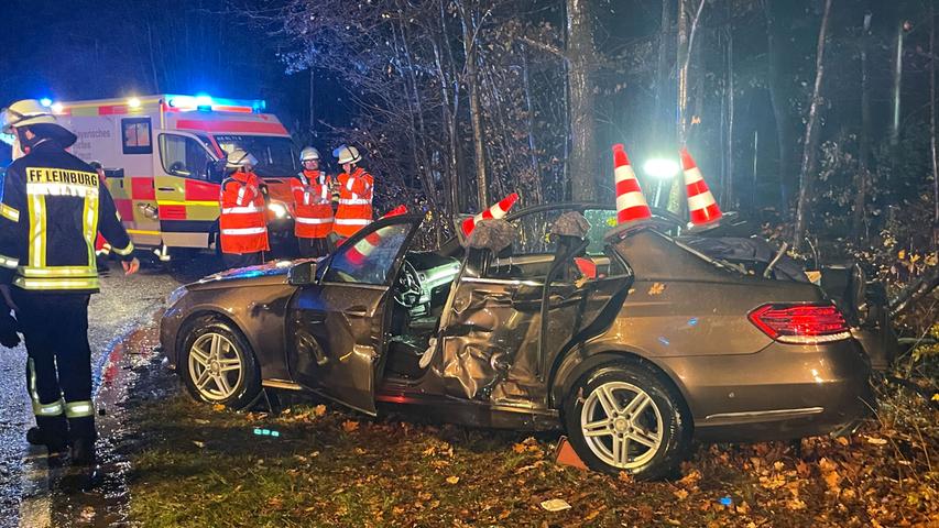 Weil der Fahrer eines Mercedes beim Abbiegen die Vorfahrt missachtete, kam es am Freitagabend, 18.11.2022, bei Winn im Landkreis Nürnberger Land zu einem schweren Unfall. 
