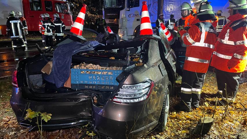 Der Fahrer des Lkw blieb unverletzt, der Mercedes-Fahrer und seine Beifahrerin mussten durch die Feuerwehr aus dem völlig demolierten Fahrzeug befreit werden.

