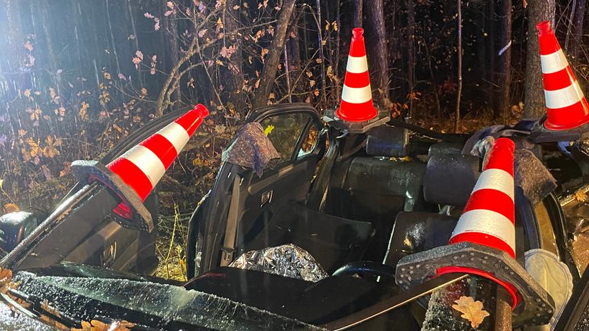 Schwerer Unfall im Nürnberger Land: Mercedes wird von Lkw erfasst - zwei Verletzte