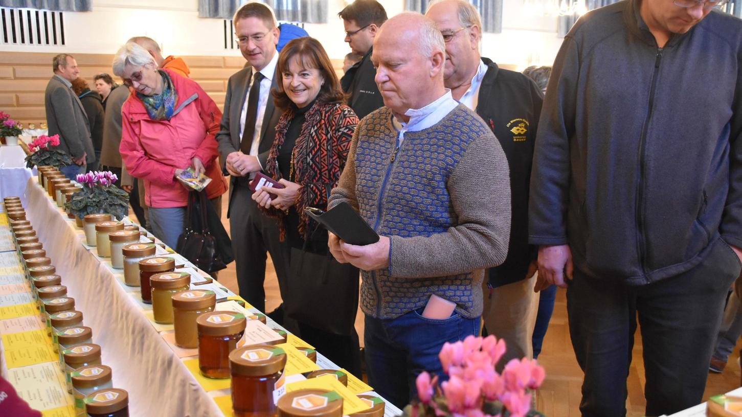 Als Schirmherr interessierte sich der Ansbacher Landrat Jürgen Ludwig (Mitte) zusammen mit der CSU-Europaabgeordneten Marlene Mortler für die angebotenen Honigsorten.
