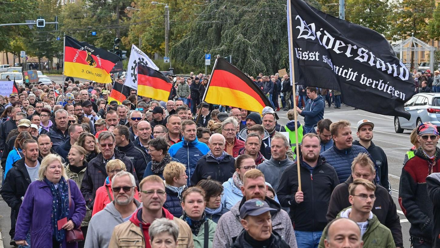 Menschen während einer Demonstration im Stadtzentrum von Frankfurt (Oder). Menschen während einer Demonstration im Stadtzentrum von Frankfurt (Oder).