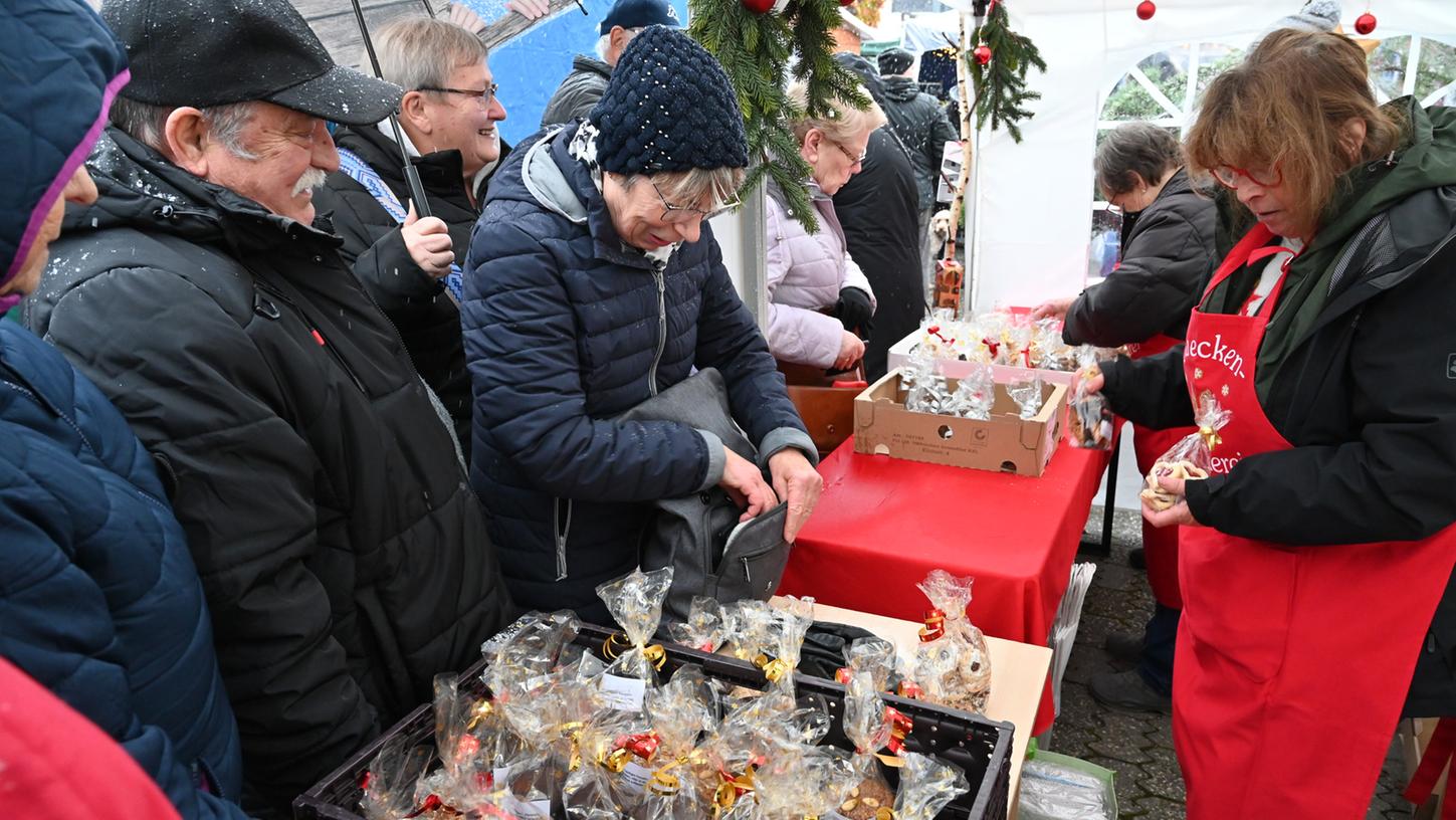 Trotz Schneefall und nasser Kälte war der Eltersdorfer Queckenmarkt wieder gut besucht. Es wurden vor allem warme Sachen und Weihnachtsdeko angeboten. Queckendamen boten die selbst gebackenen Plätzchen an.
