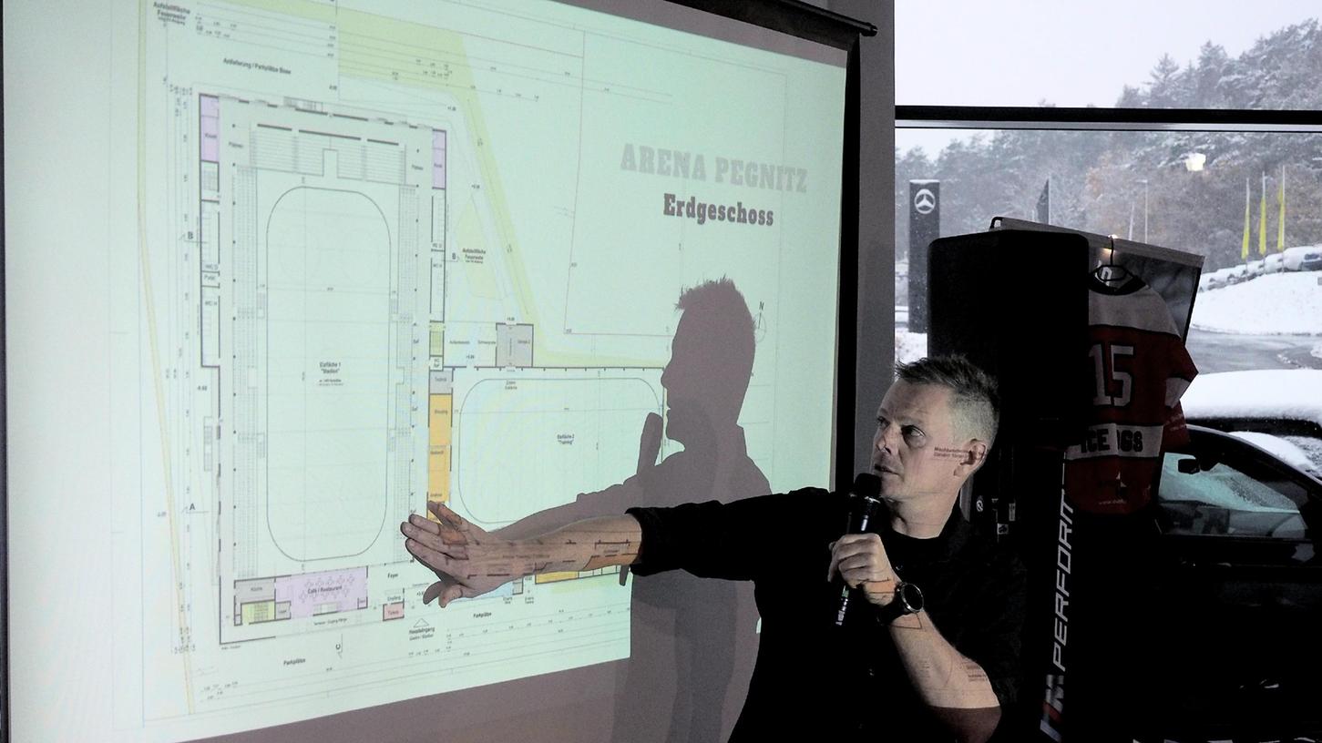 Andreas Eckert vom Förderverein Eissport für Pegnitz stellte die Pläne für die neue Eisarena vor, die am Kleinen Johannes entstehen soll.
