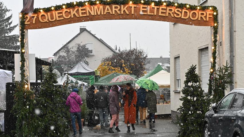 Trotz Schneefall und nasser Kälte war der Eltersdorfer Qurckenmarkt wieder gut besucht. Es wurden vor allem warme Sachen und Weihnachtsdeko angeboten.