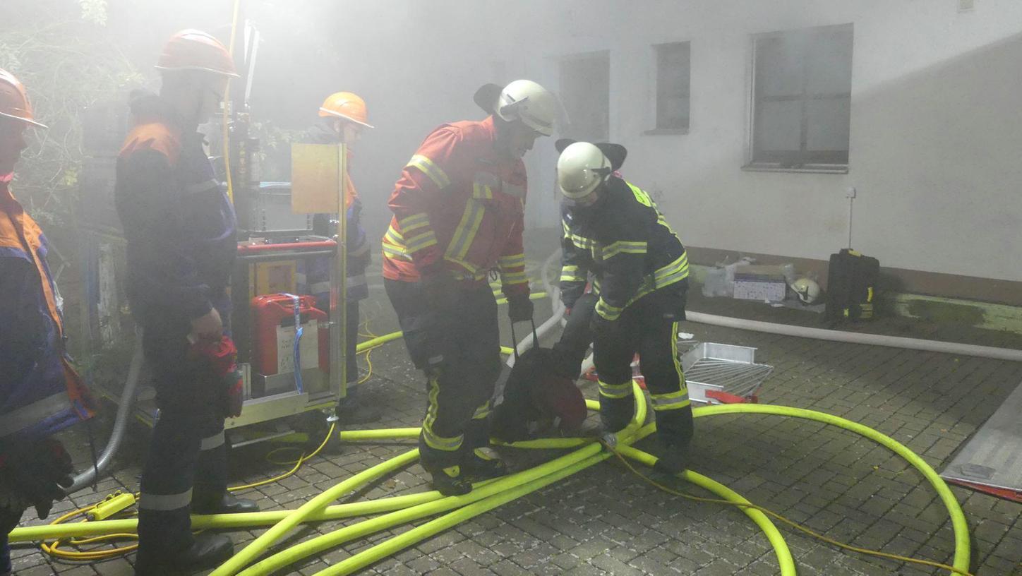 Rauch kommt aus dem Haus in der Hans-Sachs-Straße in Herzogenaurach: Die Feuerwehr zeigte sich bei der Übung gut in Form.