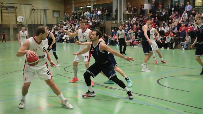 Die VfL-Baskets Treuchtlingen (am Ball Simon Geiselsöder) setzten sich vor schöner Kulisse in der Weißenburger Landkreishalle mit 100:85 gegen die Haching Baskets durch.