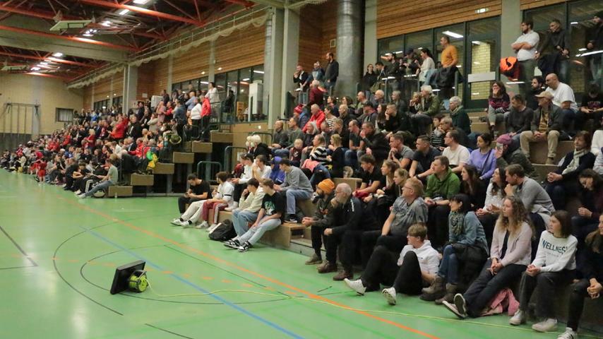 Die Landkreishalle war mit gut 300 Zuschauern bestens gefüllt. Fünf Wochen lang hatte der VfL nicht mehr "daheim" gespielt.