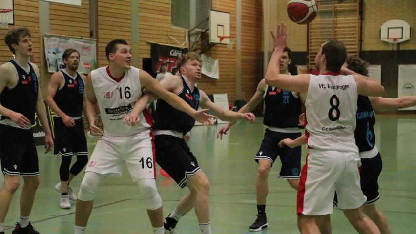 Die VfL-Baskets Treuchtlingen (in Weiß) setzten sich vor schöner Kulisse in der Weißenburger Landkreishalle mit 100:85 gegen die Haching Baskets durch.