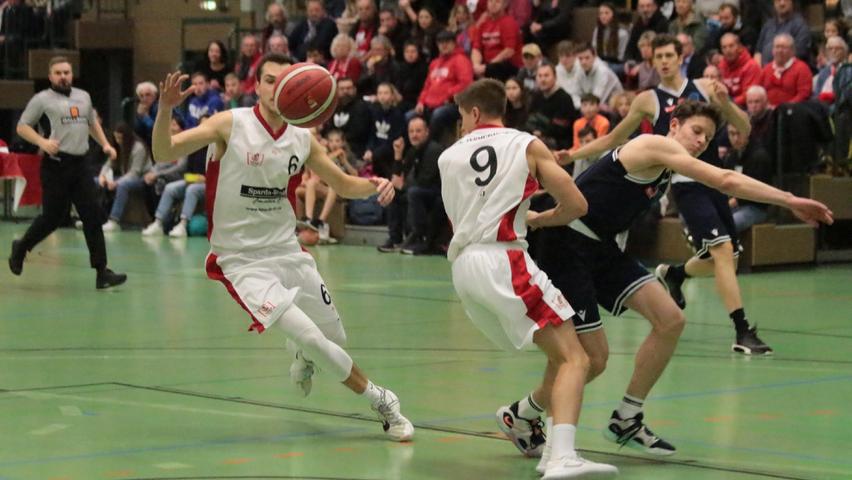 Die VfL-Baskets Treuchtlingen (in Weiß) setzten sich vor schöner Kulisse in der Weißenburger Landkreishalle mit 100:85 gegen die Haching Baskets durch.
