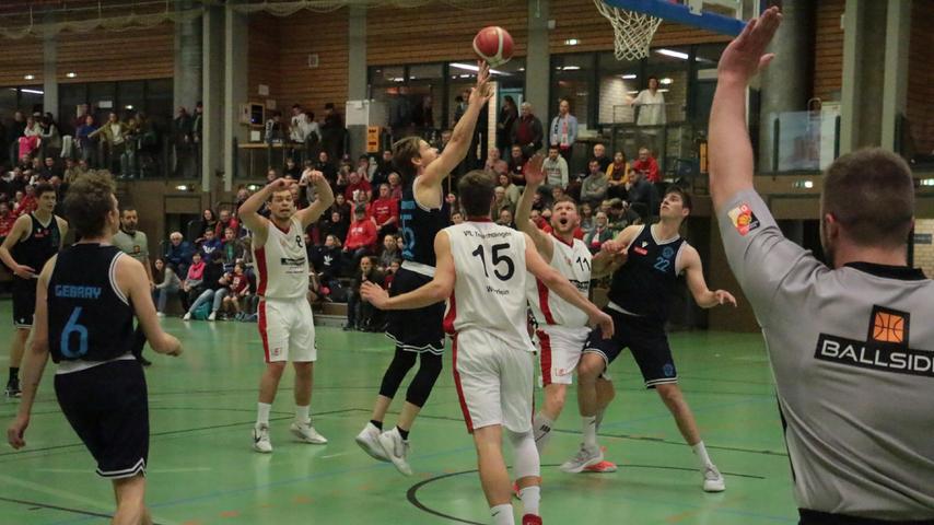 Die VfL-Baskets Treuchtlingen (in Weiß) setzten sich vor schöner Kulisse in der Weißenburger Landkreishalle mit 100:85 gegen die Haching Baskets durch.
