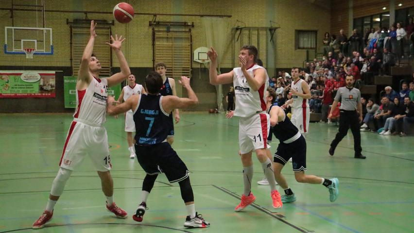 Die VfL-Baskets Treuchtlingen (in Weiß) setzten sich vor schöner Kulisse in der Weißenburger Landkreishalle mit 100:85 gegen die Haching Baskets durch.