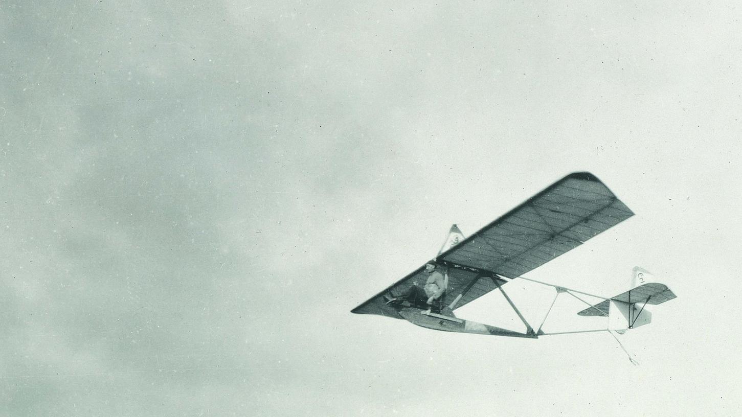 Im Flug das erste Segelflugzeug des Erlanger Vereins, das 1929 auf den Namen „Erlangen“ getauft wurde.
