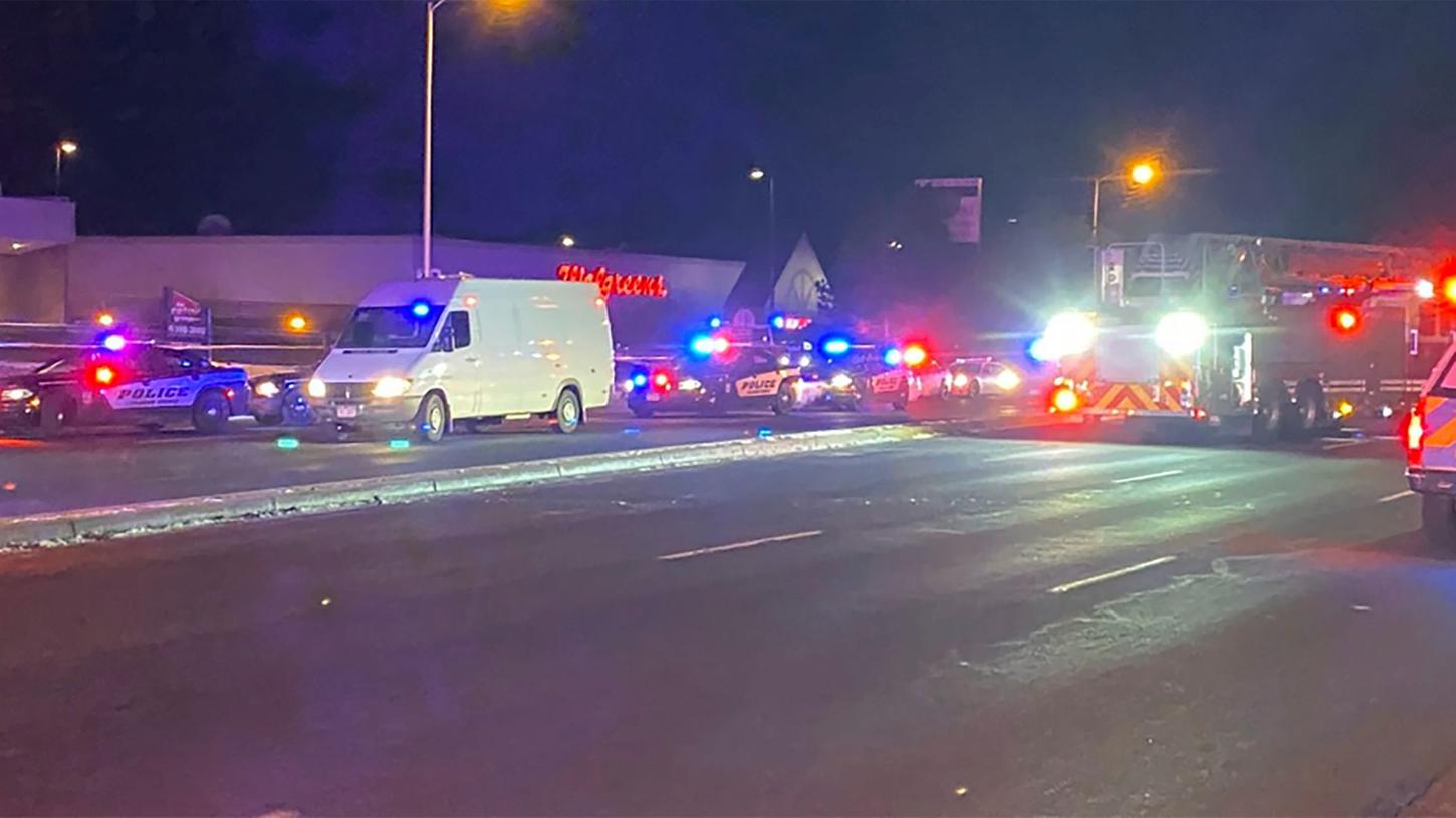 Polizeiautos vor dem bei Schwulen, Lesben und der Trans-Community populären Club in Colorado Springs (Videostandbild). Polizeiautos vor dem bei Schwulen, Lesben und der Trans-Community populären Club in Colorado Springs (Videostandbild).