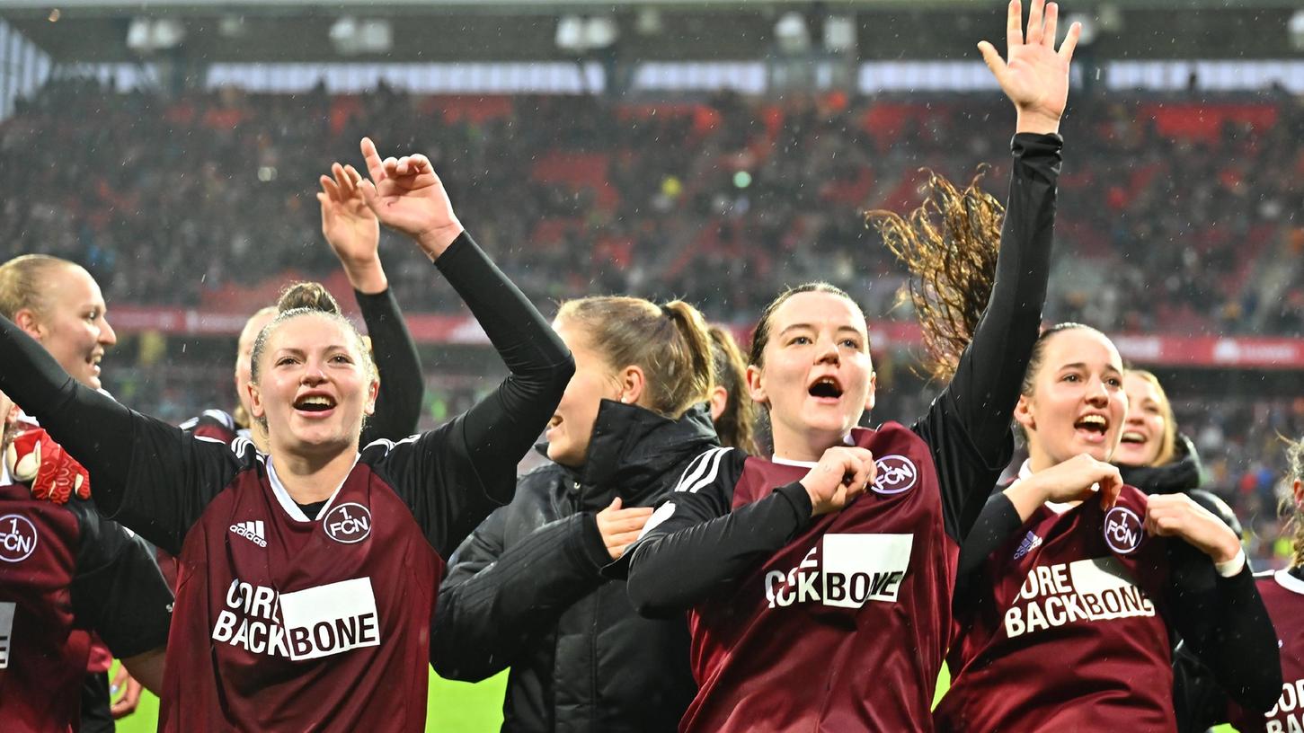 "Deutscher Meister wird nur der FCN", sangen die Fans - und Nürnbergs Spielerinnen sangen mit.
