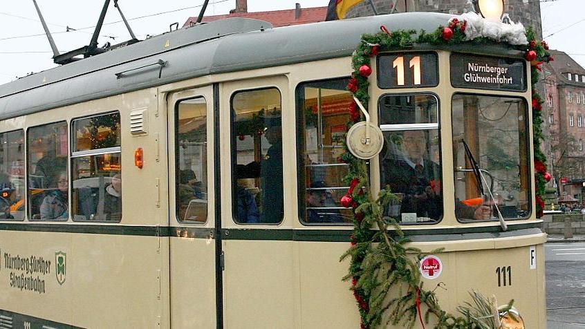 Die Glühweinfahrten mit den Oldtimer-Trams bescheren den Nürnbergen einen nostalgischen Advent. Die Glühweinfahrten mit den Oldtimer-Trams bescheren den Nürnbergen einen nostalgischen Advent.