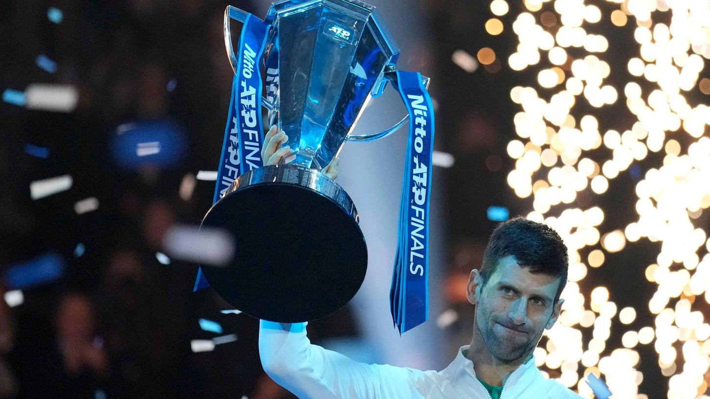 Novak Djokovic zog mit seinem sechsten Erfolg bei den ATP Finals mit Roger Federer gleich.