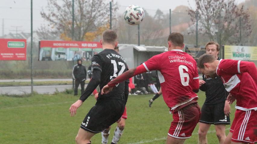 Ein reines Kampfspiel lieferten sich der TSV 1860 Weißenburg (in Rot) und der FC Kempten angesichts der schwierigen Platzverhältnisse auf dem B-Platz in der Rezataue. Die Gastgeber gewannen mit 1:0.