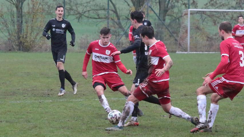 Ein reines Kampfspiel lieferten sich der TSV 1860 Weißenburg (in Rot) und der FC Kempten angesichts der schwierigen Platzverhältnisse auf dem B-Platz in der Rezataue. Die Gastgeber gewannen mit 1:0.
