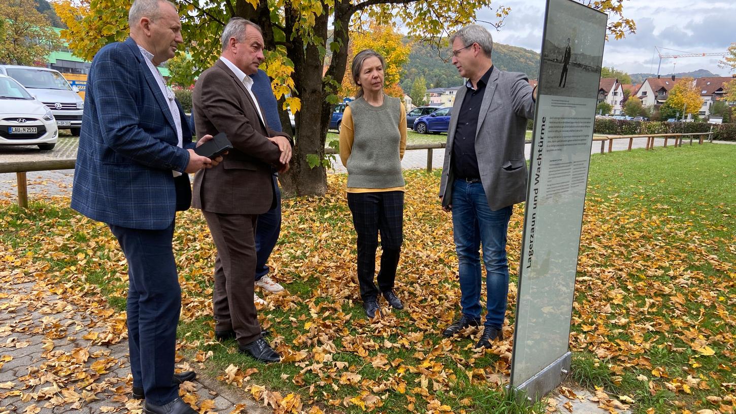 Beim Stadtrundgang informierten sich die Gäste aus der Ukraine auch über die Erinnerungsarbeit zum KZ Hersbruck.