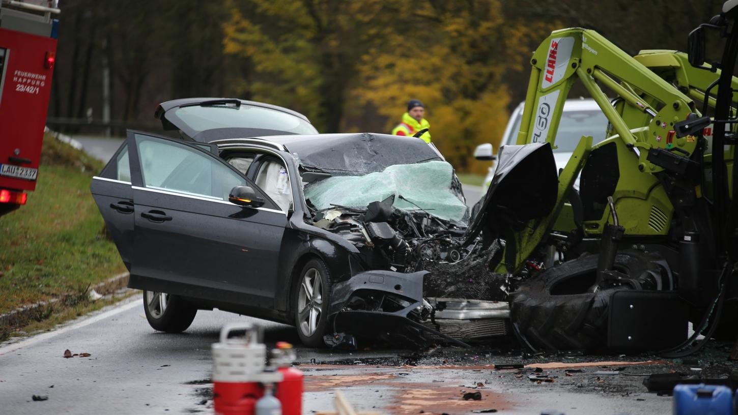 Der 35 Jahre alte Audi-Fahrer starb an der Unfallstelle. Der 73-Jährige, der mit seinem Traktor unterwegs war, kam mit schweren Verletzungen ins Krankenhaus. 