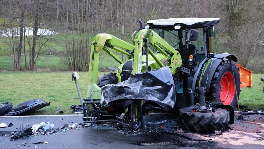 Audi kollidiert mit Traktor: Autofahrer stirbt in Nürnberger Land