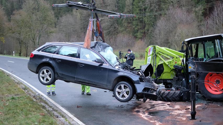 Am Montagmorgen (21.11.2022) kam es auf der Staatstraße 2236 zwischen Alfeld und Thalheim im Nürnberger Land zu einem tödlichem Verkehrsunfall zwischen einem Traktor und einem Auto. Der 35-Jährige Fahrer des Audi war Richtung Happurg unterwegs, als er aus unbekannter Ursache in den Gegenverkehr geriet und mit einem Traktor kollidierte, der in die entgegengesetzte Richtung unterwegs war. Der Audi-Fahrer verstarb noch an der Unfallstelle. Der 73-Jährige Traktor-Fahrer wurde dabei schwerverletzt. Die Staatsstraße ist vollgesperrt. Einsatzkräfte sind vor Ort Foto: NEWS5 / Grundmann Weitere Informationen... https://www.news5.de/news/news/read/25564