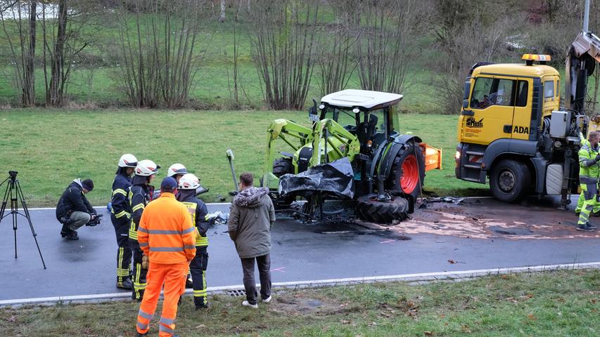 Am Montagmorgen (21.11.2022) kam es auf der Staatstraße 2236 zwischen Alfeld und Thalheim im Nürnberger Land zu einem tödlichem Verkehrsunfall zwischen einem Traktor und einem Auto. Der 35-Jährige Fahrer des Audi war Richtung Happurg unterwegs, als er aus unbekannter Ursache in den Gegenverkehr geriet und mit einem Traktor kollidierte, der in die entgegengesetzte Richtung unterwegs war. Der Audi-Fahrer verstarb noch an der Unfallstelle. Der 73-Jährige Traktor-Fahrer wurde dabei schwerverletzt. Die Staatsstraße ist vollgesperrt. Einsatzkräfte sind vor Ort Foto: NEWS5 / Grundmann Weitere Informationen... https://www.news5.de/news/news/read/25564