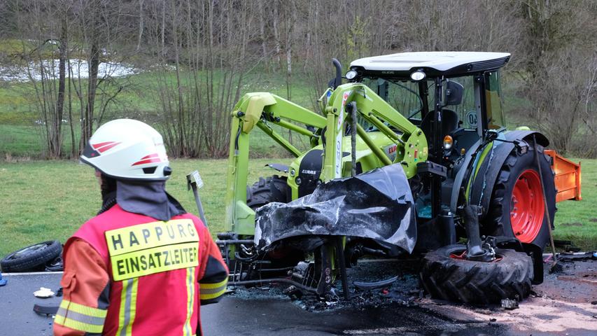 Audi kollidiert mit Traktor: Autofahrer stirbt in Nürnberger Land