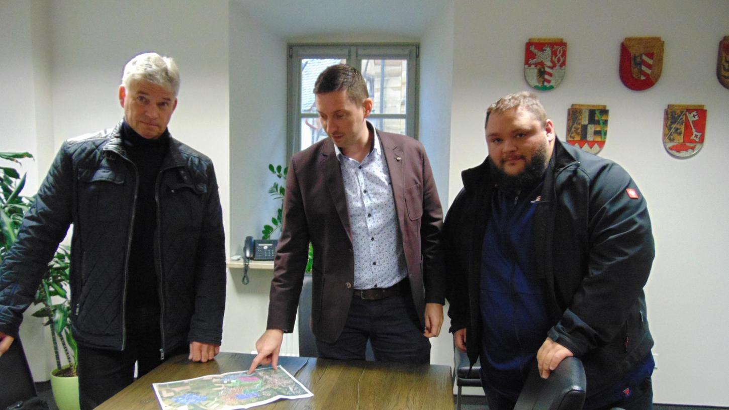 Eine Besprechung von Telekom und Bürgermeister Ralf Kunzmann (FW; Mitte).
