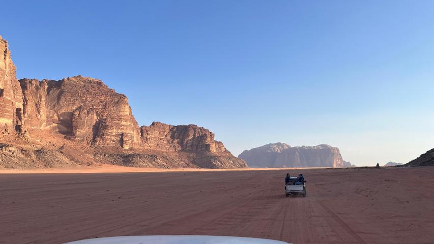 Auch die Wüste Wadi Rum ist einen Besuch wert. Sie lässt sich unter anderem per Jeep erkunden. Die spannende Reisereportage zu dieser Bildergalerie lesen sie hier auf unserem Premium-Portal nn.de
