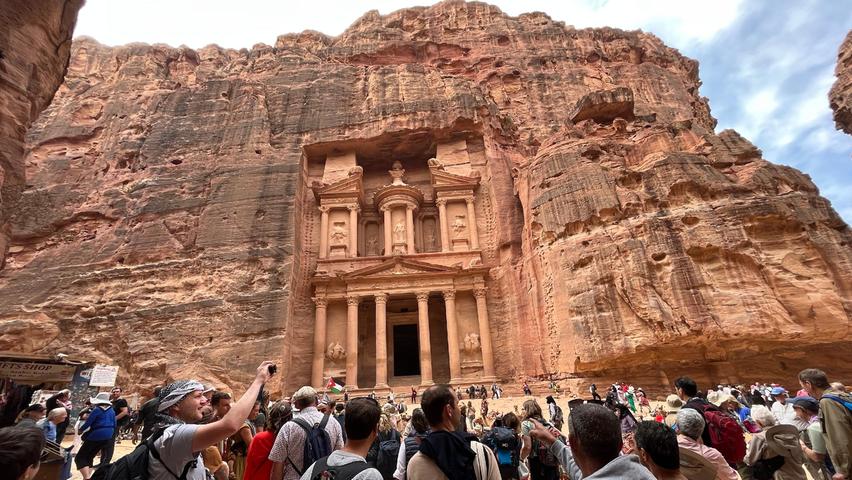 Die meisten Touristen besuchen Jordanien, um die Felsenstadt Petra  zu sehen, eines der sieben neuen Weltwunder. Die spannende Reisereportage zu dieser Bildergalerie lesen sie hier auf unserem Premium-Portal nn.de