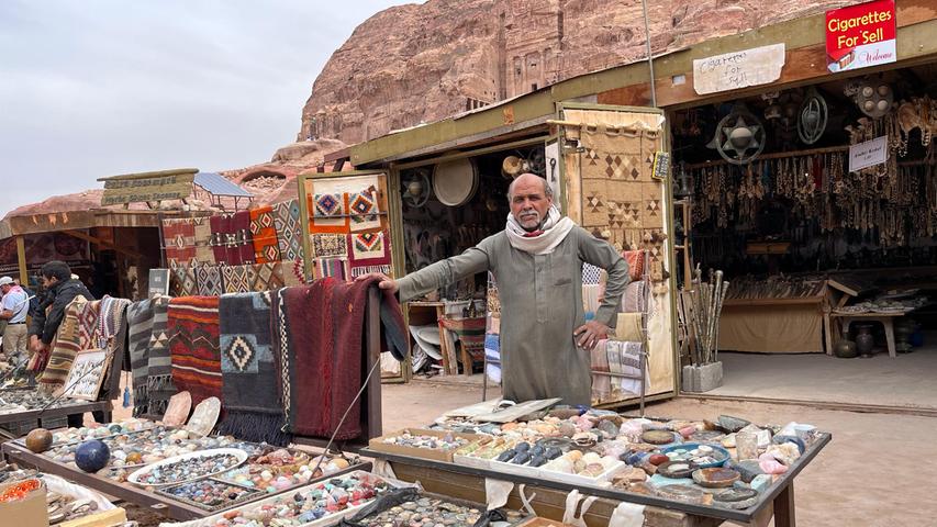 Jede Menge Souvenirs gibt es auch in der Felsenstadt Petra zu kaufen. Die Läden dort werden von Beduinen betrieben, die die historischen Höhlen noch bis in die 1980er Jahre bewohnt haben. Die spannende Reisereportage zu dieser Bildergalerie lesen sie hier auf unserem Premium-Portal nn.de
