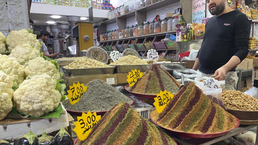 Auf dem Markt in Amman haben die Händler die Gewürze zu kunstvollen Pyramiden aufgehäuft. Die spannende Reisereportage zu dieser Bildergalerie lesen sie hier auf unserem Premium-Portal nn.de
