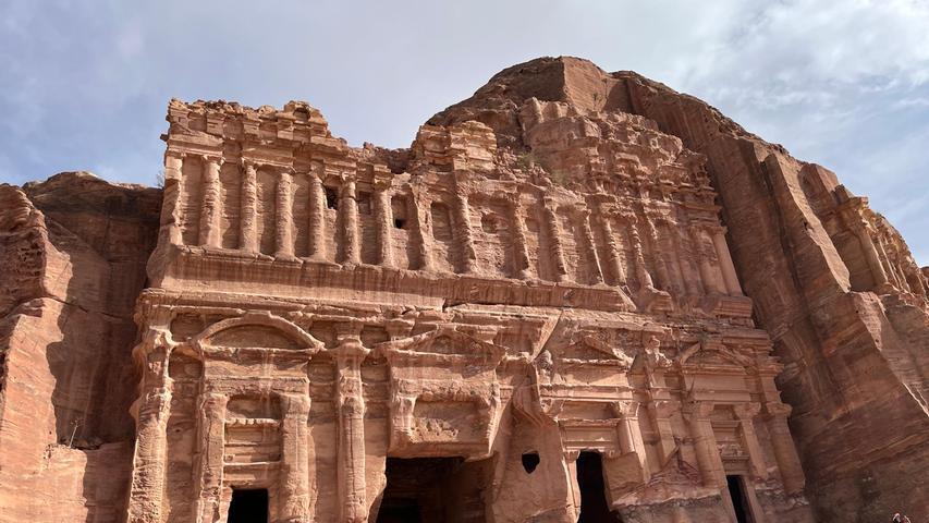 Die Fassaden in Petra wurden von oben nach unten in den Fels geschlagen.