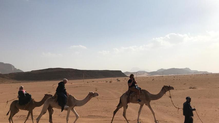 Ein Ausflug mit dem Kamel ist in der Wüste Wadi Rum quasi Pflicht. Die spannende Reisereportage zu dieser Bildergalerie lesen sie hier auf unserem Premium-Portal nn.de