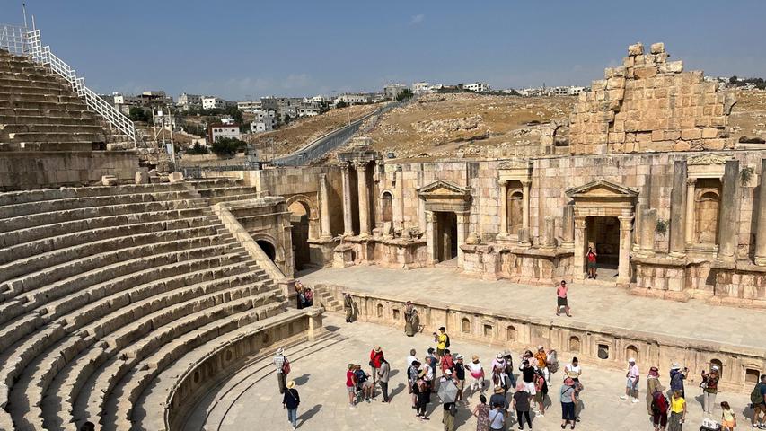 In der antiken Stadt Jarash nahe Amman gibt es auch ein gut erhaltenes  Amphitheater, in dem heute wieder Aufführungen stattfinden. Die spannende Reisereportage zu dieser Bildergalerie lesen sie hier auf unserem Premium-Portal nn.de
