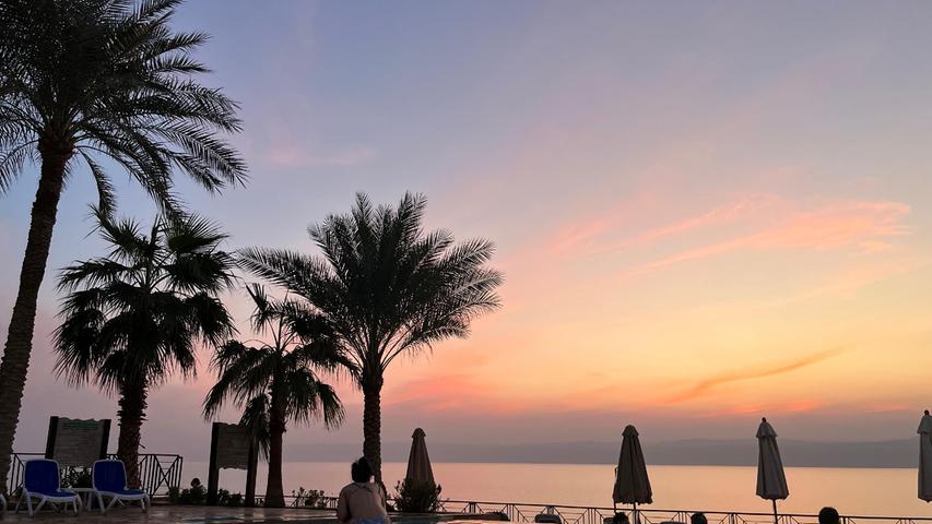 Nach der Rundreise lockt ein entspannter Badetag am Toten Meer, inklusive Sonnenuntergang.
