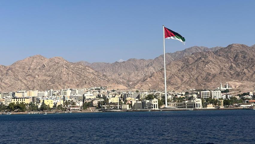 Die jordanische Flagge darf gerne auch mal etwas größer ausfallen. Hier weht sie über Akaba am Roten Meer.
