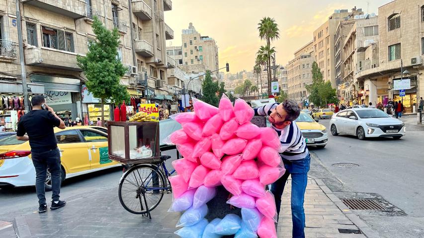 Schön bunt hier: In Amman bietet ein Straßenverkäufer pinkfarbene Zuckerwatte feil.
