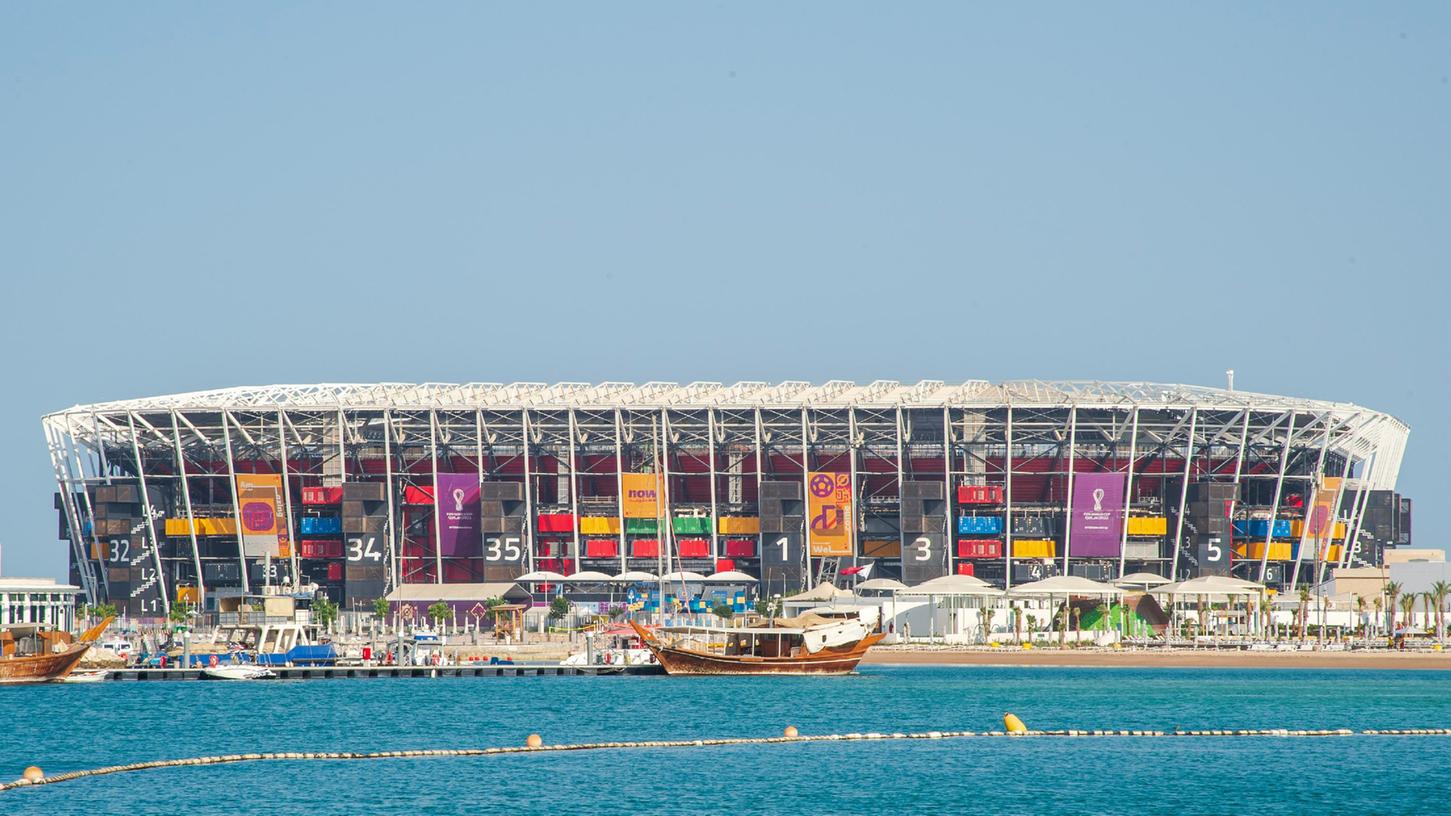 974 Schiffscontainer, die ein temporäres Stadion bilden und nach der WM woanders wieder aufgebaut werden sollen. Wo, das hat bislang allerdings niemand verraten.