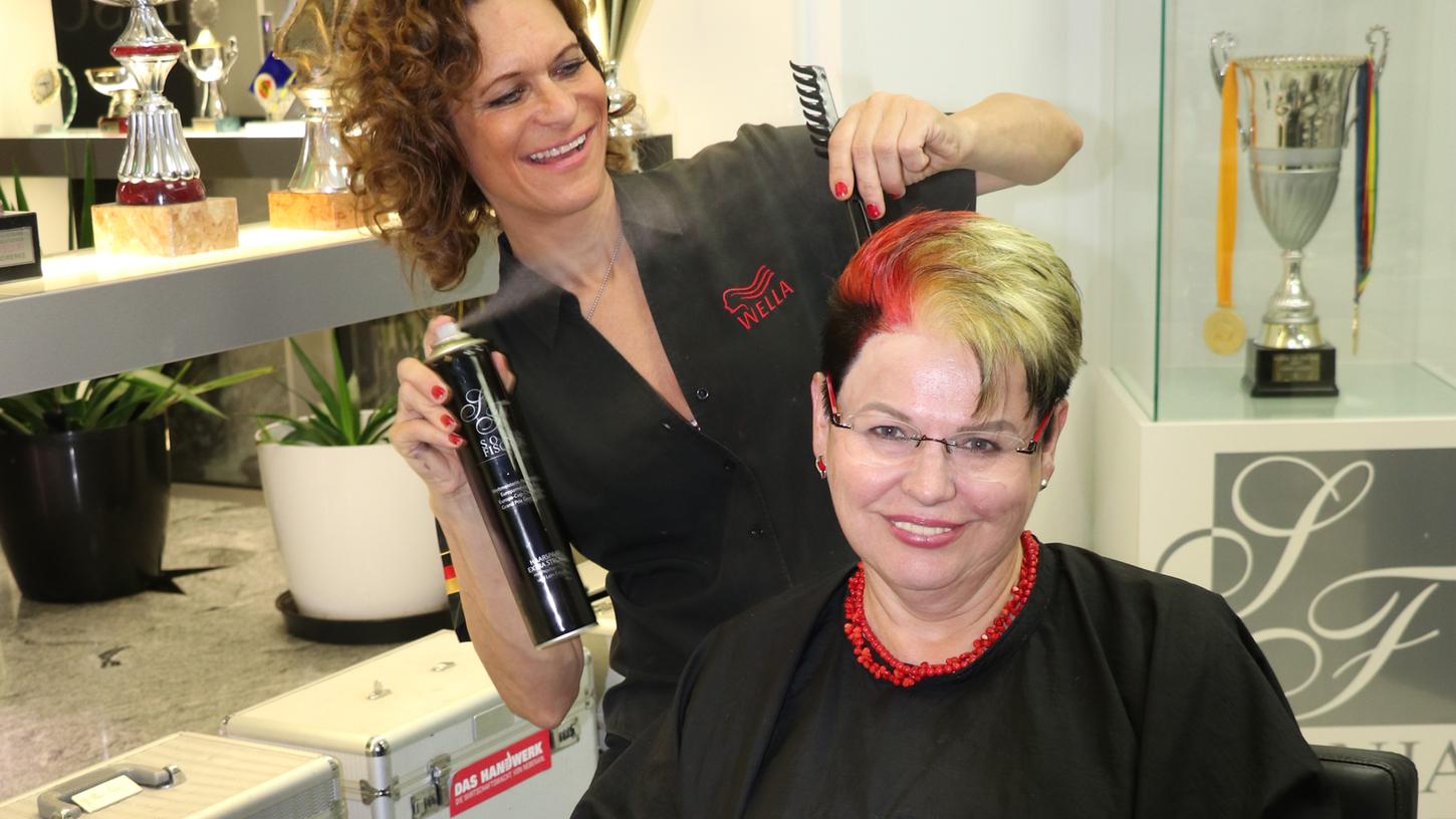 Kundin Nelli Rynas-Martin lässt sich von Friseurin Sonja Fischer ihr Haar schwarz-rot-gold färben - als eine der wenigen dieses Jahr. 