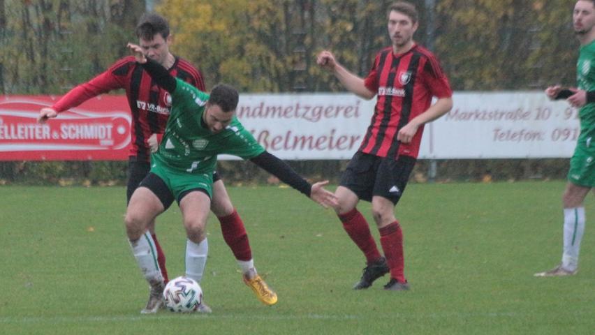 Schlusslicht Wettelsheim (in Grün) musste sich dem Spitzenreiter Aufkirchen in der Bezirksliga nur knapp mit 1:2 geschlagen geben.